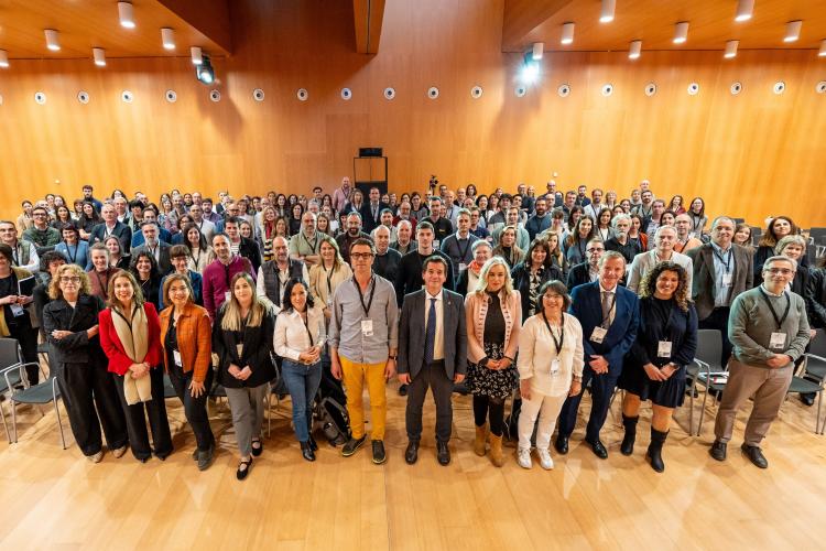 Grupo de gente posando