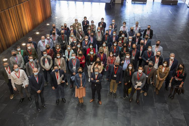 Foto de grupo en la recepción de Baluarte, en ángulo picado, de los equipos directivos de CPEN y las sociedades públicas de Navarra, con la presidenta Chivite y el director general de CPEN, Francisco Fernández Nistal al frente.