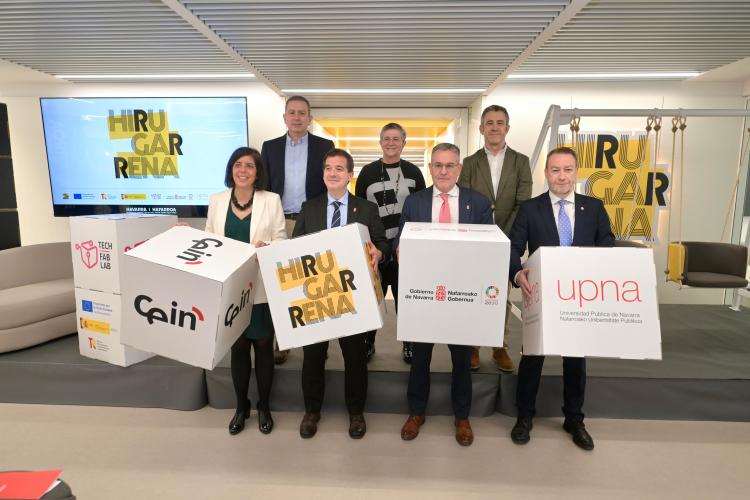 Dos filas de personas, arriba 3 y abajo 4, siendo estas últimas las que sostienen cubos con los logos del programa y entidades