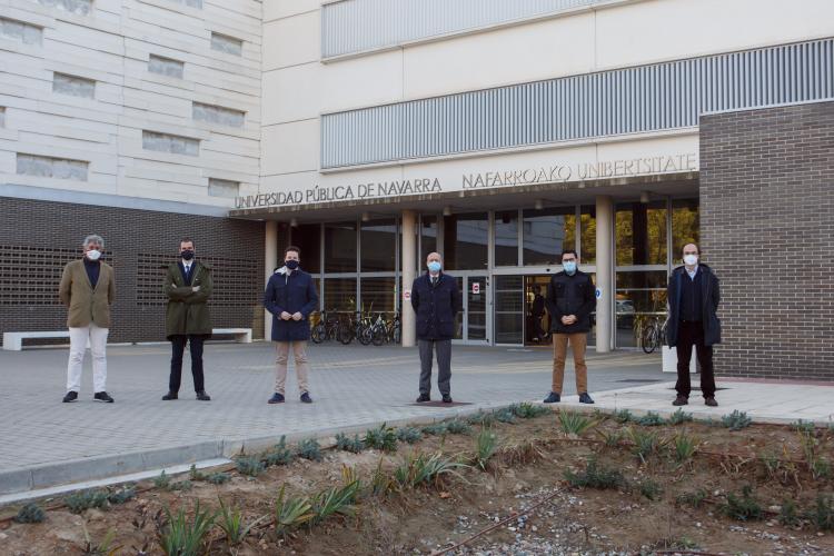De izda. a dcha.: el gerente de NILSA, Fernando Mendoza; el vicerrector de Economía, Planificación y Estrategia de la UPNA, Martín Larraza; el alcalde de Tudela, Alejandro Toquero; el consejero Ciriza; el director general de Administración Local y Despoblación, Jesús Mª Rodríguez; y el director de Área del Campus de Tudela, Juan Ignacio Latorre.