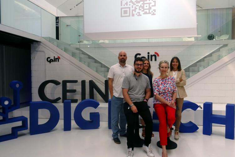 Fotografía de cinco personas de pie en la sede de CEIN