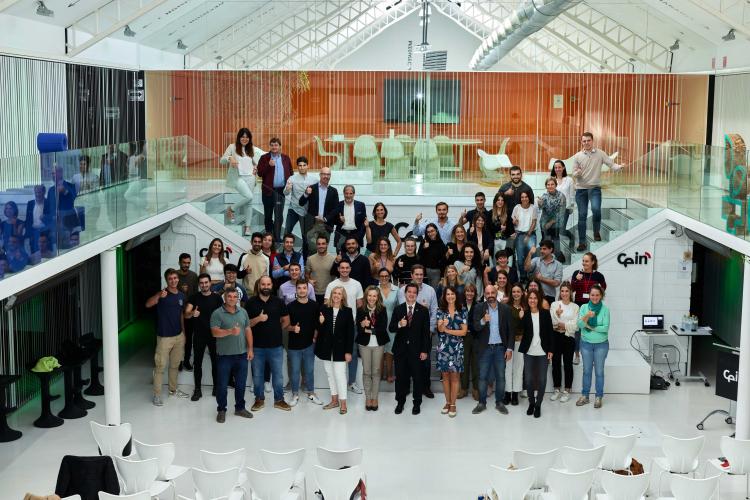 Fotografía de todos los asistentes al acto