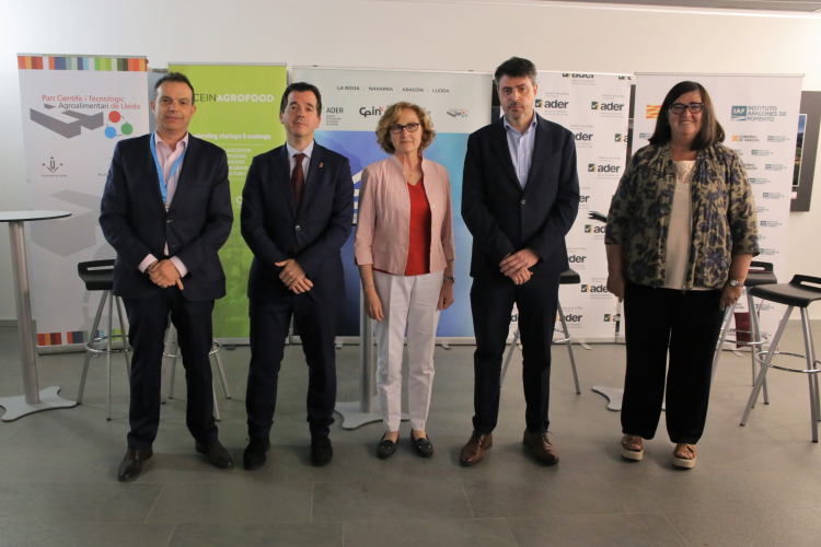 Fotografía de cinco personas de pie en las instalaciones de la ciudad agroalimentaria de Tudela.