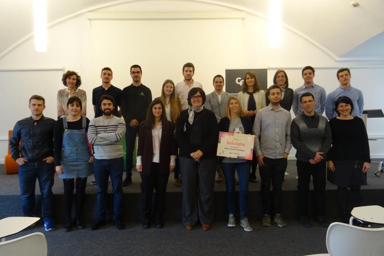 Pilar Irigoien, consejera delegada de CEIN, junto con participantes de los proyectos presentados a la quinta edición de los Premios Iniciate.