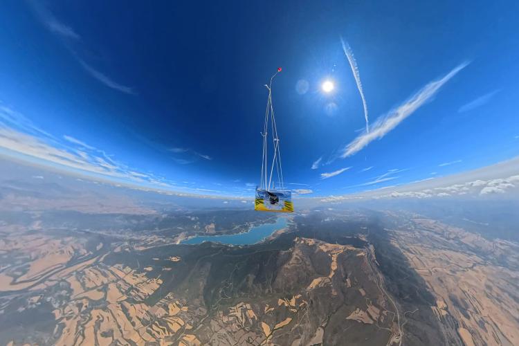 Un aparato sobrevolando la tierra