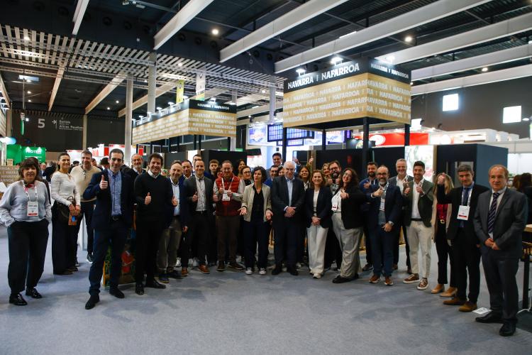 Grupo de personas delante del stand de la marca