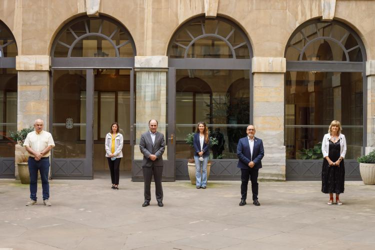 De izda a dcha, los consejeros José Mª Aierdi, Manu Ayerdi, Juan Cruz Cigudosa y Ana Ollo. Detrás, Agurtzane Martinez Ortigosa, directora general de Innovación (izda) y Yolanda Blanco, directora general de Industria, Energía y Proyectos Estratégicos S3 (dcha)