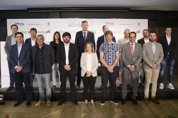 Fotografía de los representantes en el acto de presentación. 