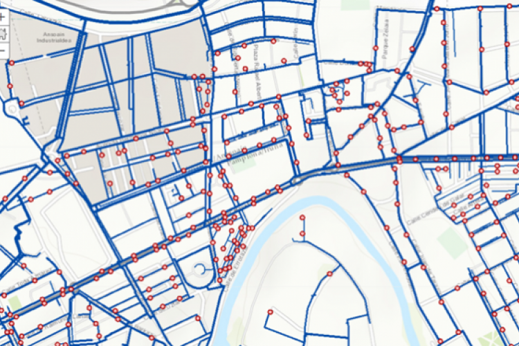 magen de una demo realizada por Tracasa con la tecnología Utility Network de Esri. En ella se aprecian, señaladas con pequeños puntos, bocas de riego pertenecientes a la red de la Mancomunidad de la Comarca de Pamplona, en la zona norte de la capital navarra. 