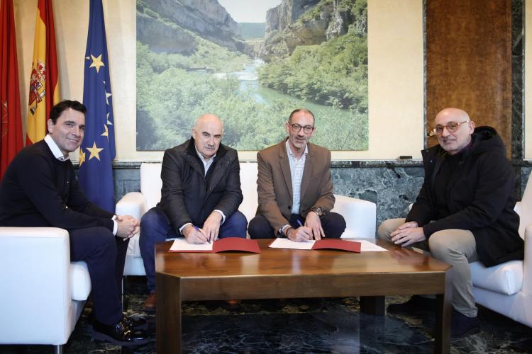 Fotografía del director gerente de Nasuvinsa, Alberto Bayona; el vicepresidente José Mª Aierdi; el alcalde de Corella, Gorka García Izal y el concejal de urbanismo Félix Bienzobas.  