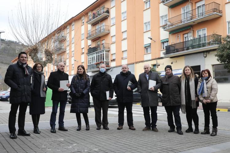 Fotografía del vicepresidente Aierdi, el representante del BEI Dinis Rodrigues, representantes de Nasuvinsa y habitantes de Ansoáin en la visita. 