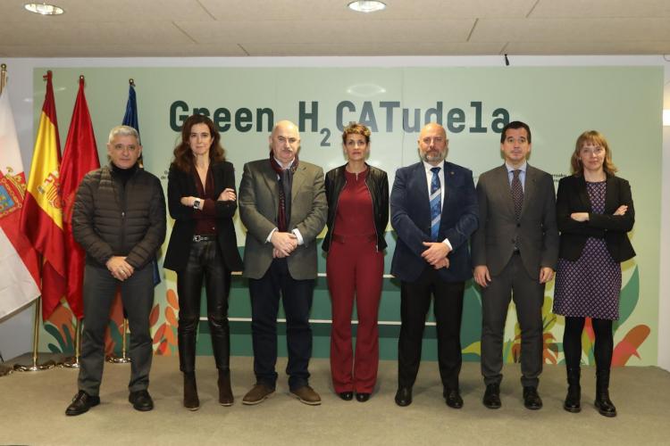 Fotografía donde aparecen: Jesús Sesma, técnico de la CAT; Ana Ursúa, directora general de AIN; el presidente de la CAT y vicepresidente y consejero de Ordenación del Territorio, Vivienda, Paisaje y Proyectos Estratégicos, José Mª Aierdi; la Presidenta de Navarra, María Chivite; el delegado del Gobierno en Navarra, José Luis Arasti; el consejero de Desarrollo Económico y Empresarial, Mikel Irujo; e Isabel Vicente, ingeniera de la CAT.