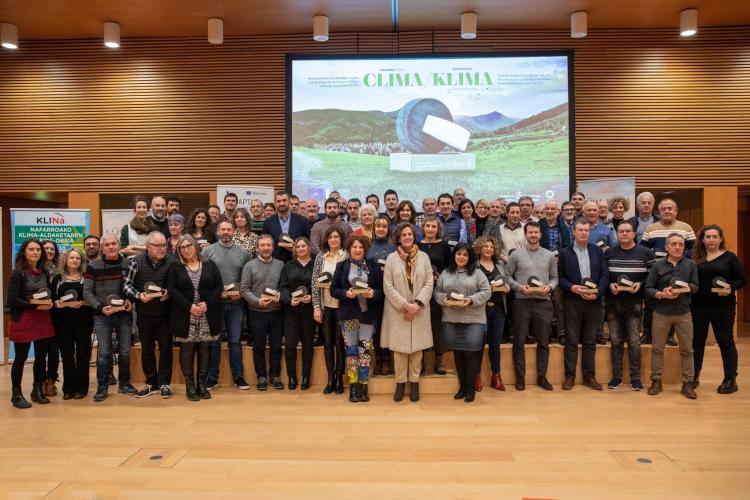 Fotografía de la consejera Itziar Gómez, junto con responsables de las entidades galardonadas.