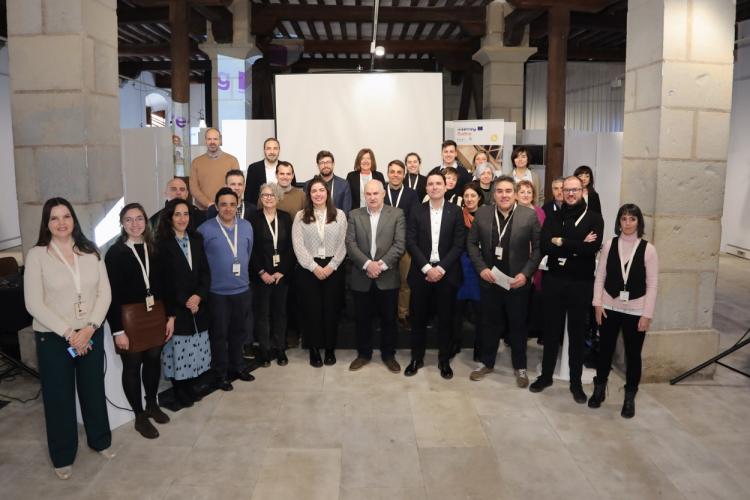 Fotografía del vicepresidente Aierdi, con personas participantes en la jornada.