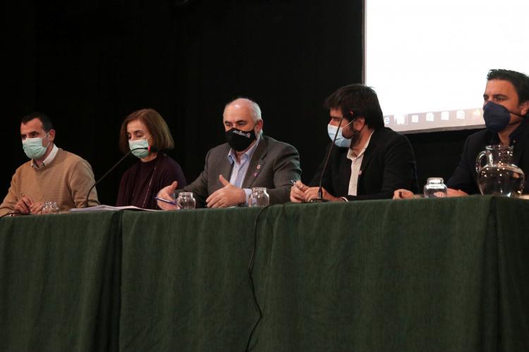 Fotografía de cuatro hombres y una mujer sentados durante la rueda de prensa.