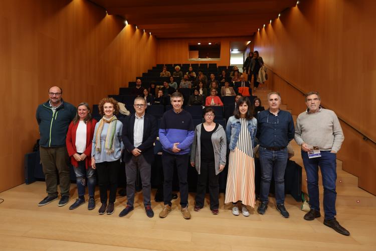 Fotografía del interior de la sala de Baluarte. En el frente, en una fila, representantes de las entidades presentes en la jornada de voluntariado.