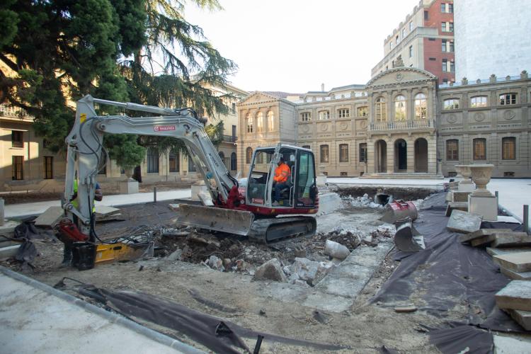 Con una dotación presupuestaria de 263.614 euros, se ha apostado por una rehabilitación integral manteniendo la esencia del jardín y la fuente, tratando de minimizar los costes. 