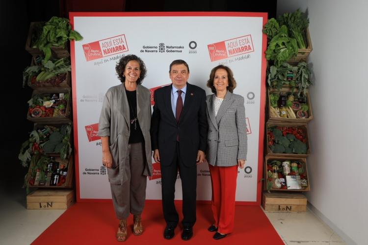 Fotografía de la consejera de Desarrollo Rural y Medio Ambiente, Itziar Gómez; el Ministro de Agricultura, Pesca y Alimentación, Luis Planas; y la presidenta de la Real Academia de Gastronomía, Lourdes Plana. 