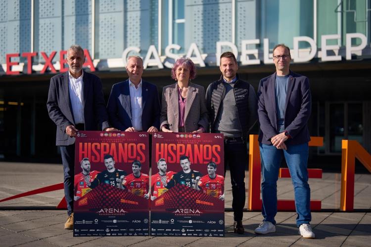 Imagen de los responsables con el cartel del evento