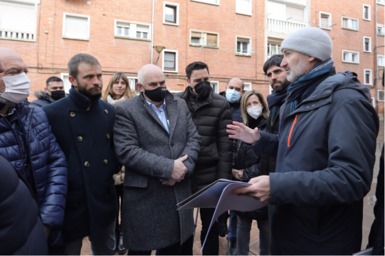 Fotografia del vicepresidente Aierdi, acompañado por el gerente de Nasuvinsa, Alberto Bayona, y el alcalde de Estella-Lizarra, Koldo Leoz, atiende las explicaciones del arquitecto Carlos Urzainqui.