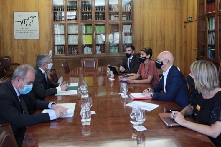 Fotografía de seis personas sentadas durante la reunión