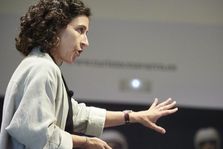 Imagen de Natalia Bellostas de perfil, hablando en público.