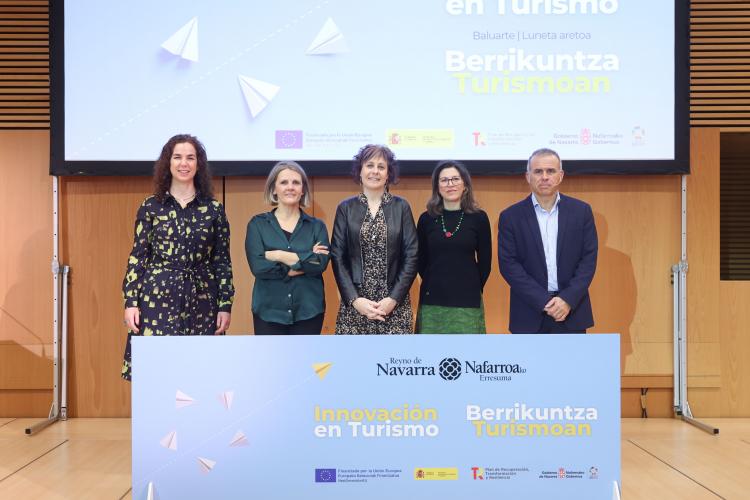 De izda. a dcha., Natalia Zapata, consultora de Turiskopio, Pilar Telletxea, de CEIN, la consejera Esnaola, la directora general de Turismo, Ana Rivas y el director del Servicio de Desarrollo Territorial Sostenible del Turismo, Alberto Ecay.