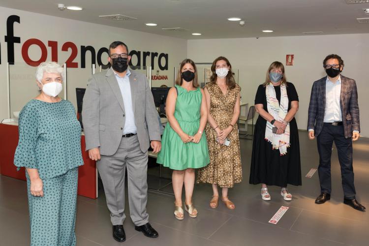 Fotografía de un grupo de 6 personas, mirando a cámara, compuesto por autoridades y personal del Gobierno de Navarra