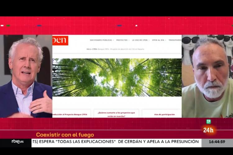 Imagen de la pantalla dividida en tres. A mano izquierda, primer plano de Lorenzo Milá; en el centro, se ve la página web del proyecto Bosque CPEN; a la derecha, primer plano de Carlos Astráin, director del área de Bosques de Orekan