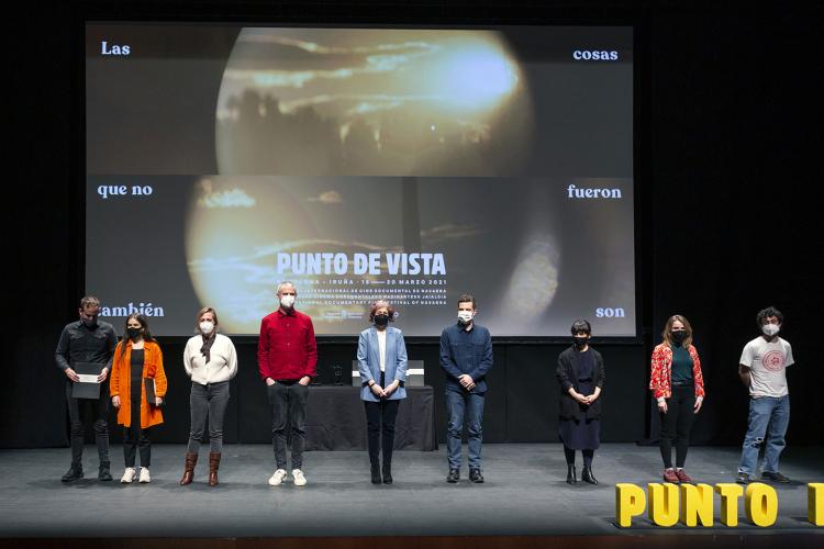 Fotografía de nueve personas subidas a un escenario.