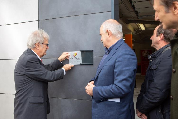 Colocación de la placa que identifica la promoción como viviendas pasivas