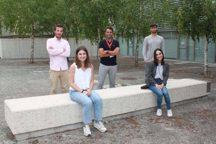 Fotografía exterior de trs chicos y dos chicas sentados en un banco