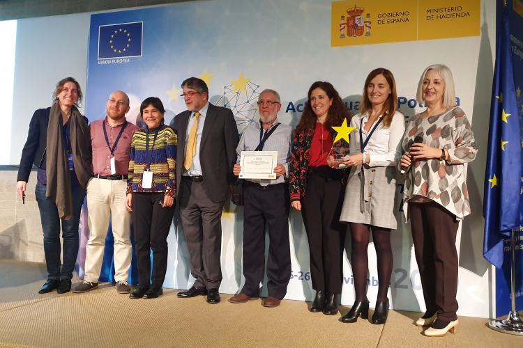 Fotografía de los asistentes con el premio