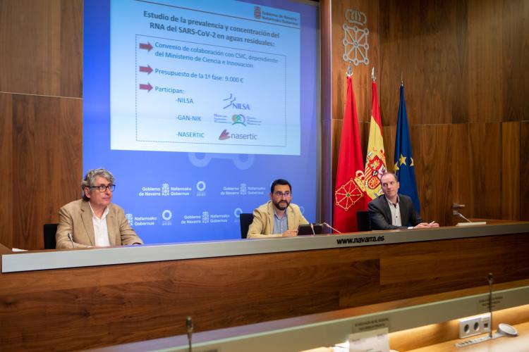 Imagen de la rueda de prensa en la que se ha presentado el proyecto. De izquierda a derecha: Fernando Mendoza (NILSA); Jesús Mª Rodríguez (DG Administración Local y Despoblación); e Iñaki Pinillos (NASERTIC).