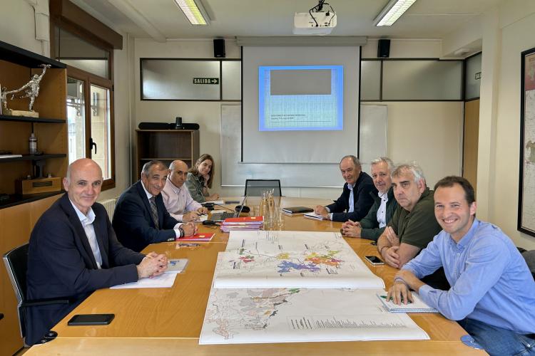 Un momento de la reunión en la mesa con los participantes posando