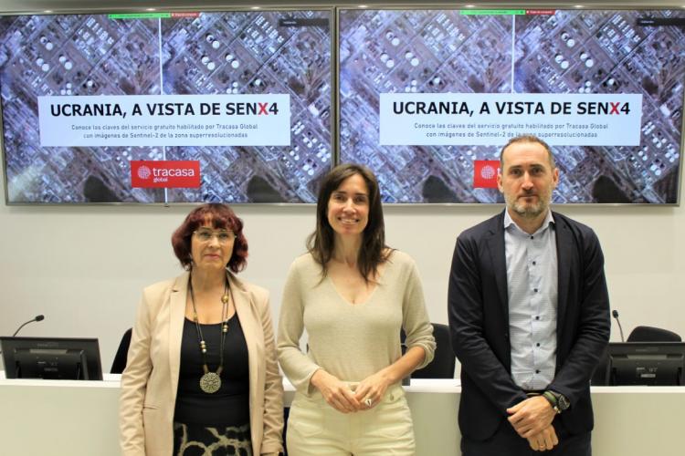 Fotografía de dos mujeres y un hombre de pie