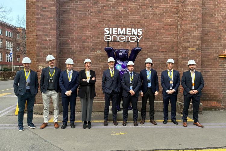 La delegación navarra encabezada por el consejero Irujo junto al director Kerman Gabiola, director general de Siemens Energy en España en la entrada de la sede central de la empresa en Berlín