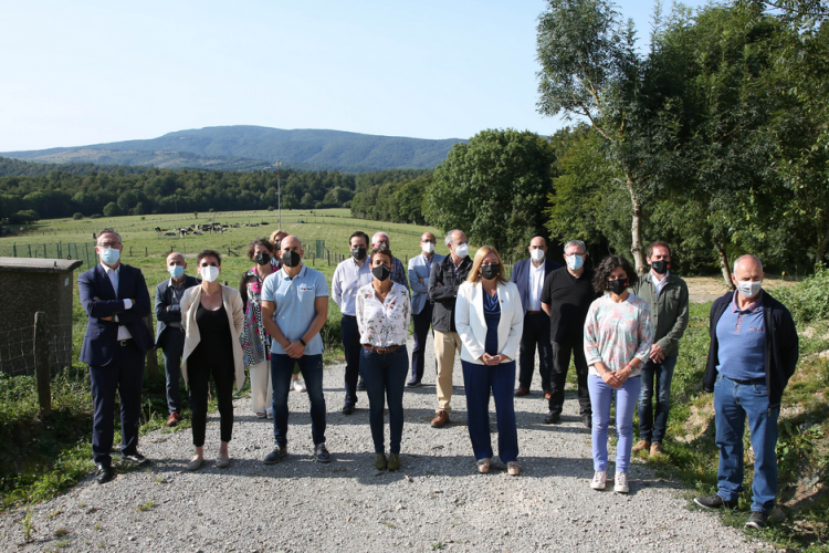 Fotografía en un campo de varias personas de pie