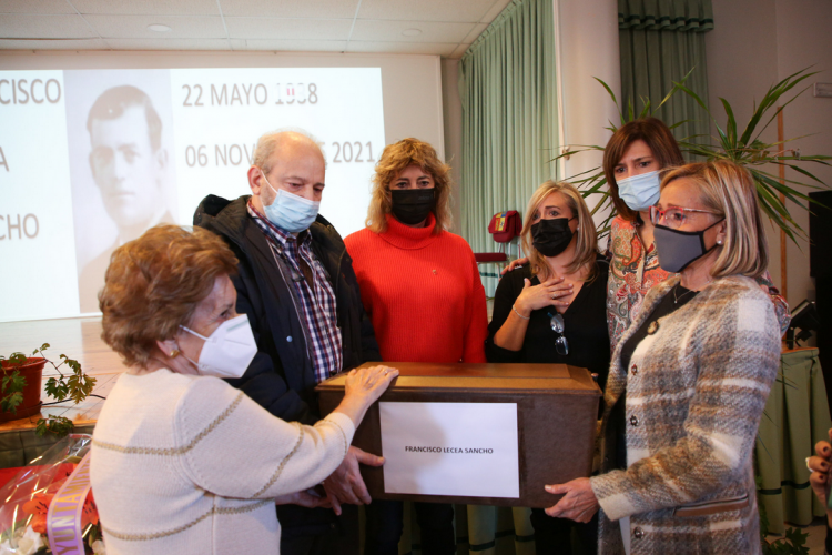 Fotografía de cinco mujeres y un hombre en el acto de entrega.