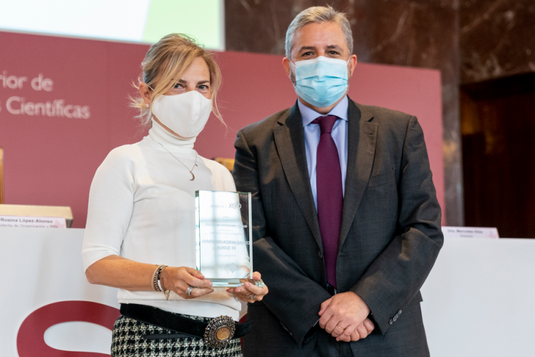 Fotografía de Isabel Violade recibiendo el premio de manos del presidente de la Asociación CEX, Fernando Sierra. 