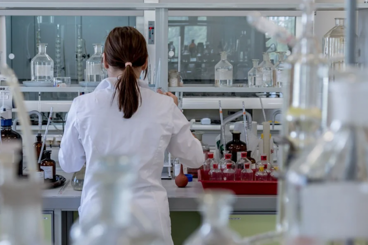Fotografía de una chica trabajando en un laboratorio