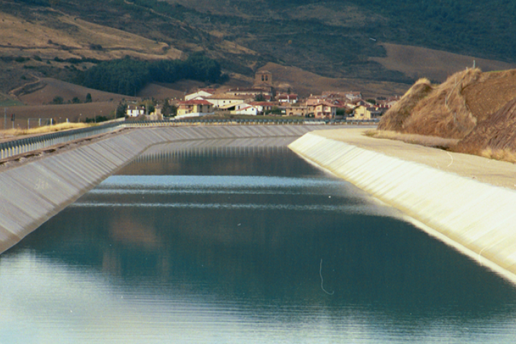 Fotografía de un tramo del Canal de Navarra