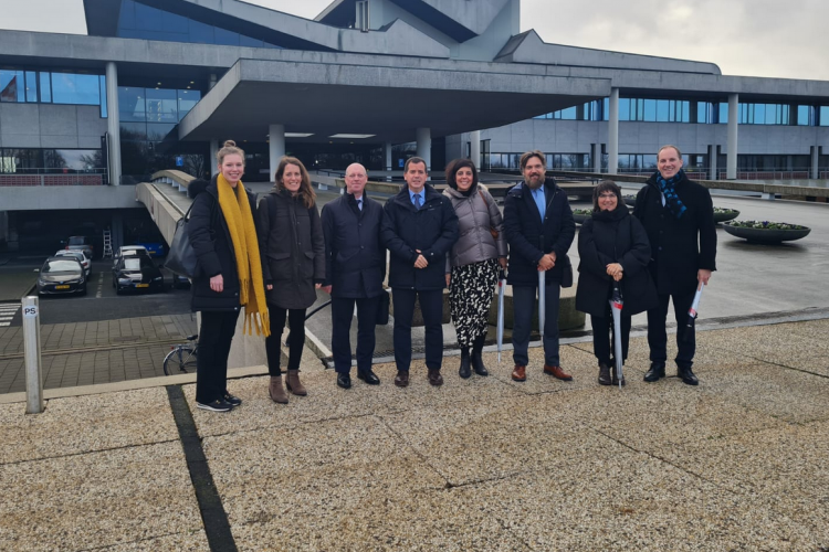 Fotografía del consejero Irujo junto con la delegación navarra y representantes de Noord Brabant, durante su visita al EDIH de esa región.