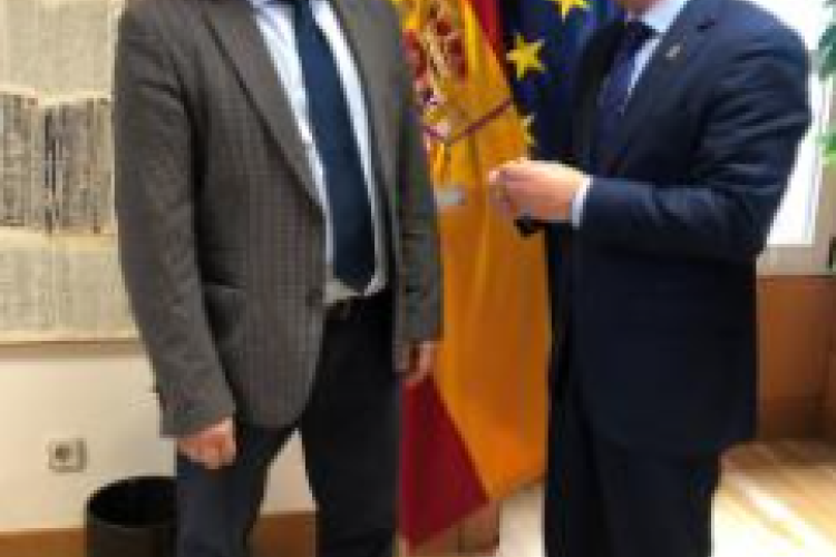 Fotografía del consejero Bernardo Ciriza y de Miguel González Suela