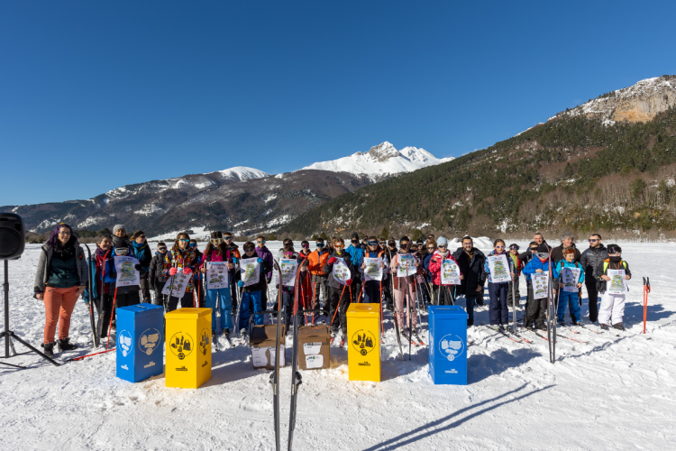 Fotografía de escolares y profesorado participantes en la campaña para fomentar el reciclaje y el consumo responsable, en el Centro de Esquí Larra-Belagua