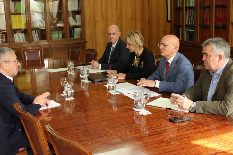 Fotografía de un momento e la reunión mantenida con el Secretario de Estado de Medio Ambiente, Hugo Morán. 