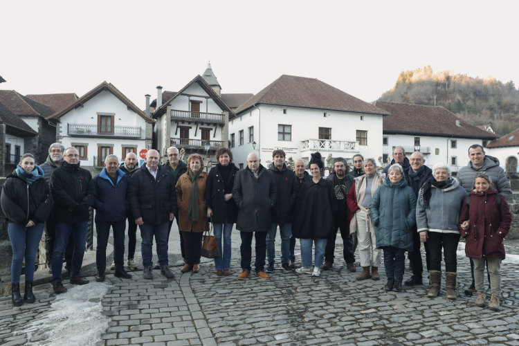 Fotografía del vicepresidente Aierdi, con el resto de integrantes del órgano Gu Pirinioa / Somos Pirineo antes de la reunión en Ochagavía. 