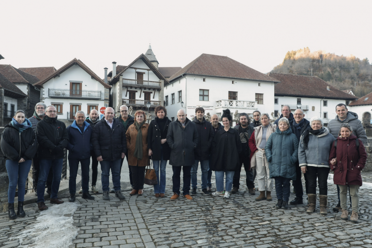 Fotografía del vicepresidente Aierdi, con el resto de integrantes del órgano Gu Pirinioa / Somos Pirineo antes de la reunión en Ochagavía. 