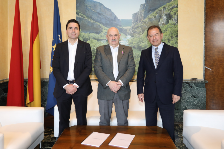 Fotografía del director gerente de Nasuvinsa, Alberto Bayona, el consejero Aierdi y el directivo de Vuxap XXI, Alfonso Inchausti. 