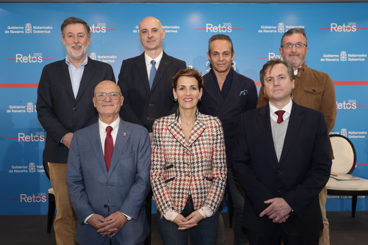 Fotografía de la presidenta María Chivite junto con otros representantes.
